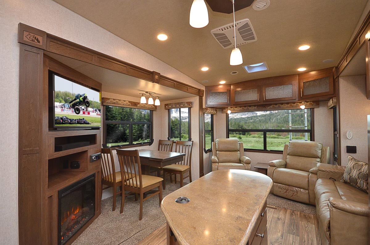 Best 5th Wheel Camper Brands & Manufacturers Ranked